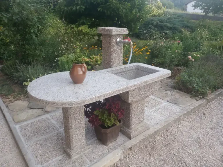 Vrtni betonski umivalnik z veliko mizo